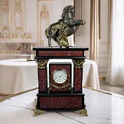 Каминные часы «Конь» из яшмы и долерита — фотография 1