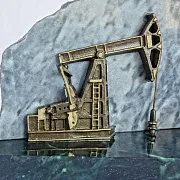 Настольные часы «Нефтяная качалка» из бронзы и змеевика — фотография 2