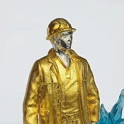 Бронзовая композиция «Сотрудник газовой промышленности» — фотография 3