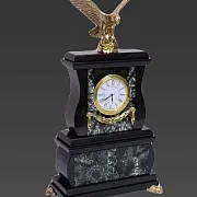 Настольные часы «Орёл» из серафинита и долерита — фотография 3