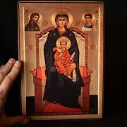 Икона "Богоматерь на престоле" — фотография 1