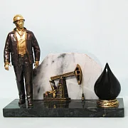 Бронзовый сувенир «Работник нефтяной промышленности» с качалкой — фотография 2