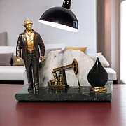Бронзовый сувенир «Работник нефтяной промышленности» с качалкой — фотография 1