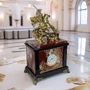 Каминные часы «Георгий Победоносец» из яшмы и долерита — фотография 1