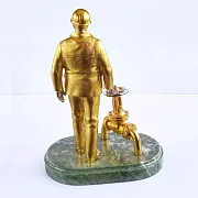 Бронзовая статуэтка «Работник ЖКХ» на змеевике — фотография 2